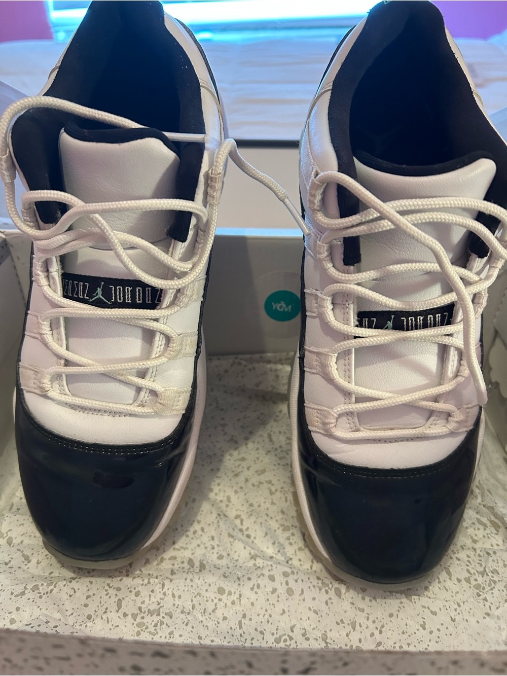 LOW TOP JORDAN WHITE, VERY DARK GREEN THAT LOOKS BLACK 7 YOUTH(BIG KID) Woman 9 - Picture 3 of 3